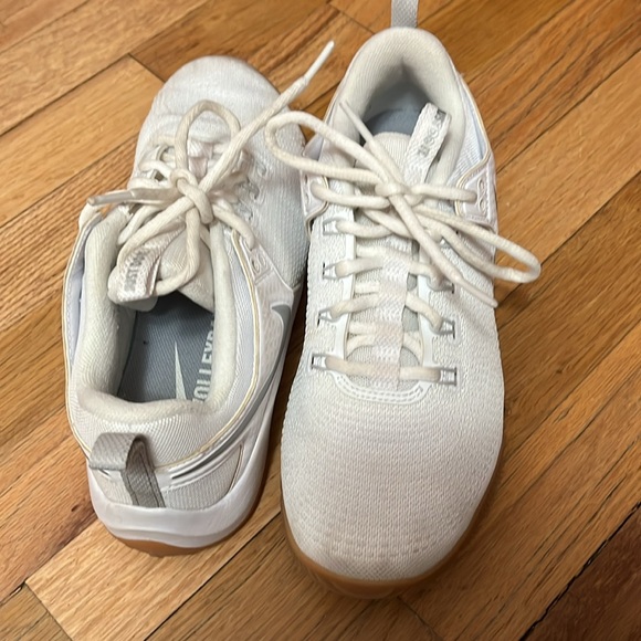 Nike volleyball shoes - Picture 2 of 4